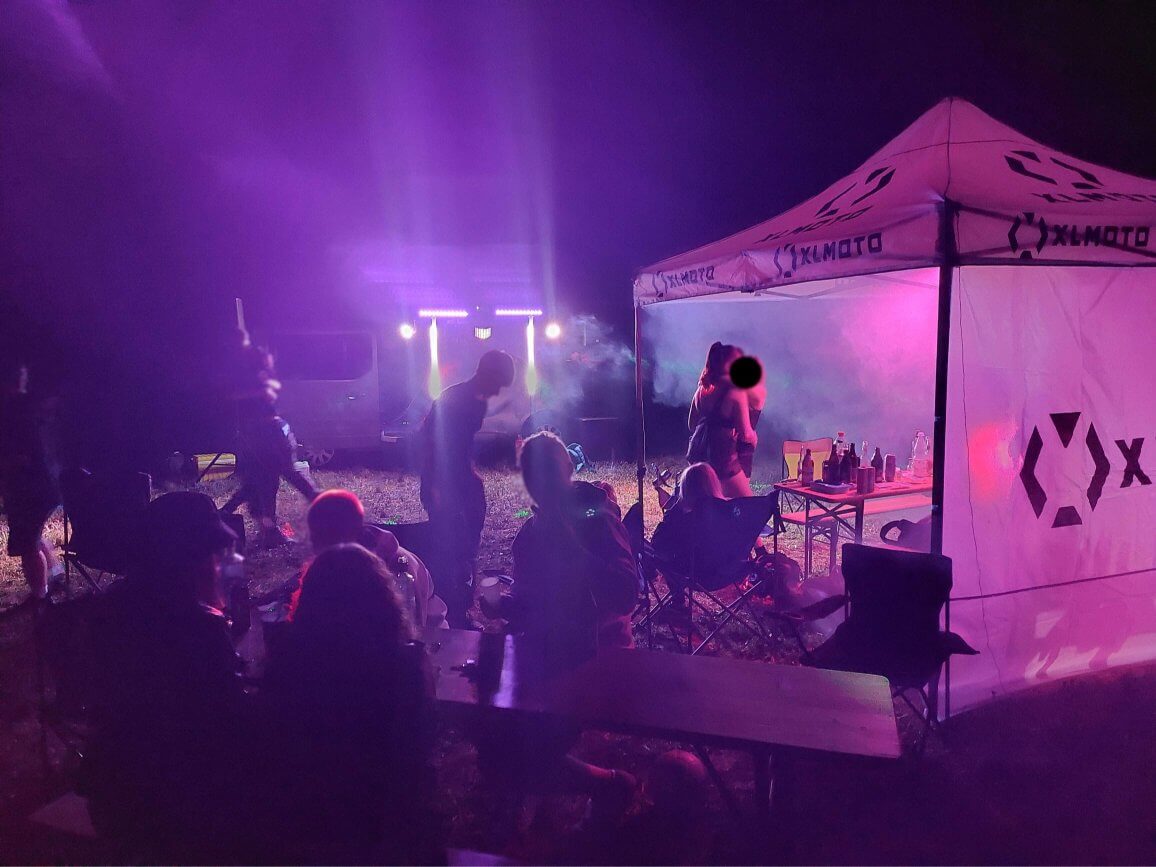 In der magischen Nacht erstrahlt das Feld in einem atemberaubenden Lichtermeer aus Discolichtern, Laserstrahlen und Nebel. Das beeindruckende Feldparty-Zelt thront im Zentrum, während fröhliche Menschen ausgelassen feiern, tanzen und die gute Stimmung genießen. Dahinter steht unser Transporter, von dem leistungsstarke Lautsprecher und spektakuläre Lichter ausgehen, die die Party in ein unvergessliches Erlebnis verwandeln.