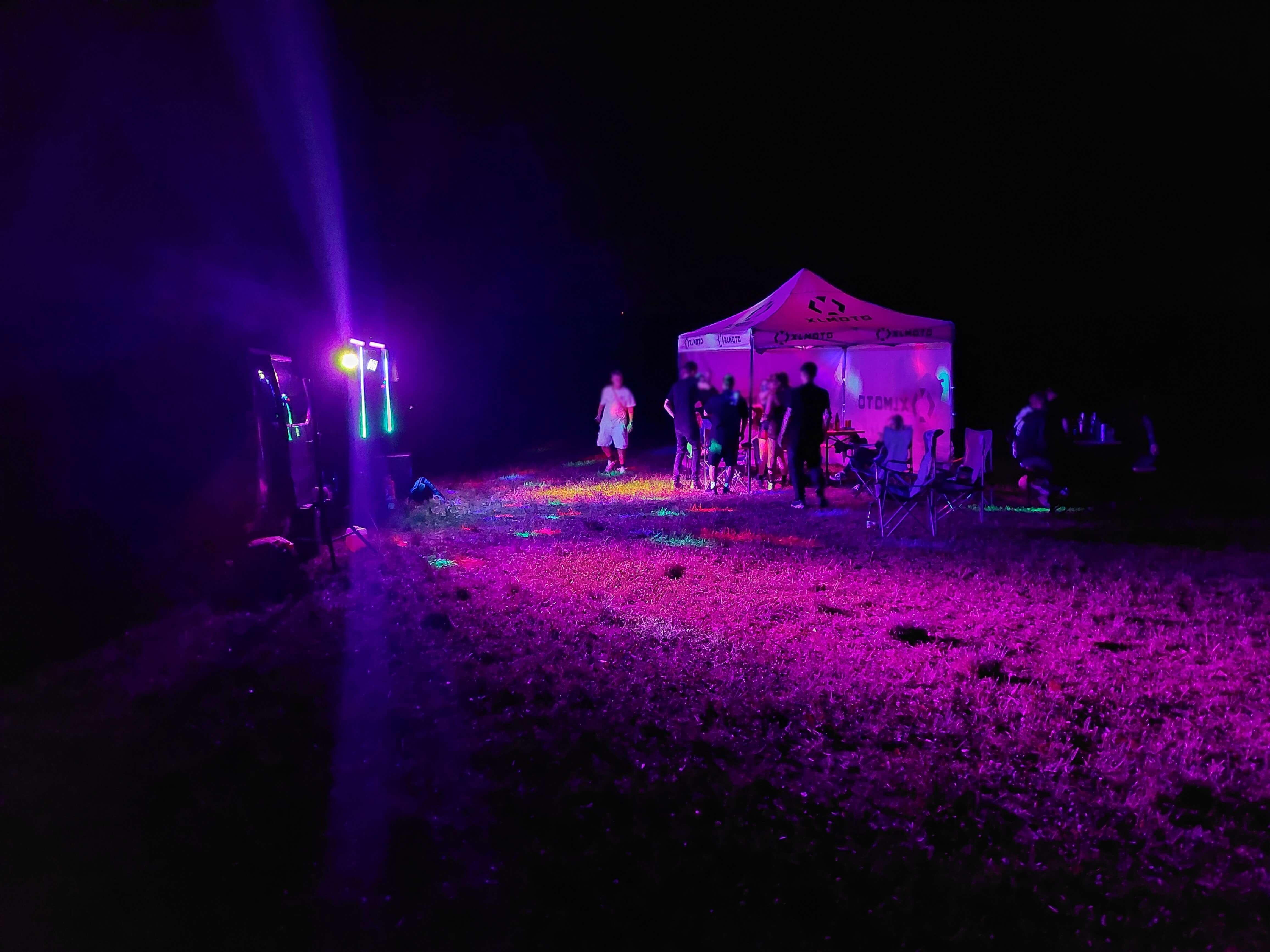 Unter dem faszinierenden Sternenhimmel erstrahlt das Feld in einem bunten Lichtermeer aus glitzernden Discolichtern und tanzenden Laserstrahlen. Das Herzstück der Feldparty, das Zelt, bildet einen einladenden Treffpunkt für fröhliche Menschen, die ausgelassen feiern, tanzen und die Nacht in vollen Zügen genießen. Neben dem Zelt steht unser zuverlässiger Transporter, aus dem kraftvolle Lautsprecher und spektakuläre Lichteffekte die Party in ein unvergessliches Event verwandeln.